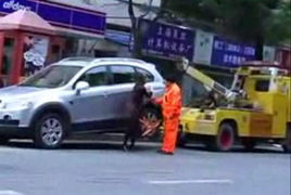 上海最彪悍女车主 徒手拖走清障车，一场关于规则与尊严的博弈